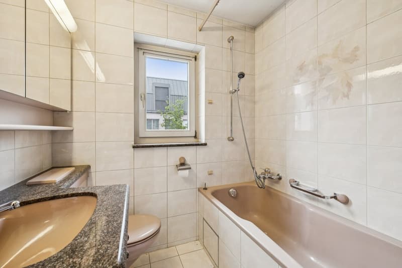Badezimmer mit Badewanne und WC 1. OG