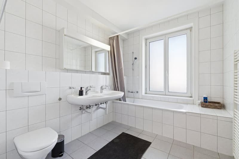 Badezimmer mit Badewanne und WC