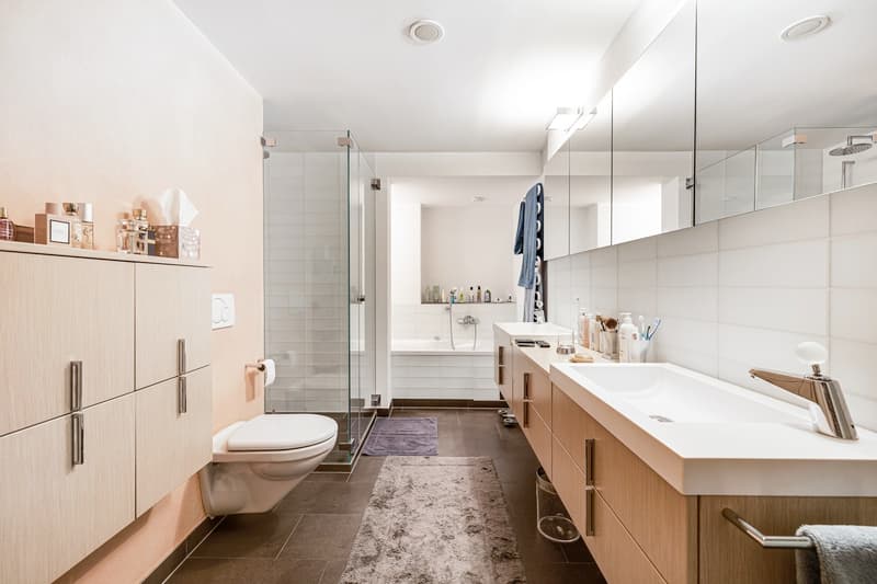 Badezimmer mit Badewanne, Dusche und Toilette