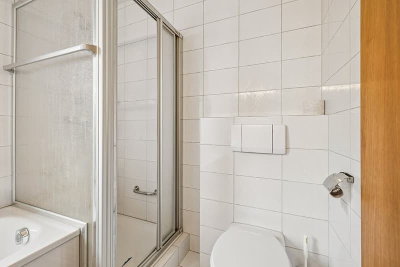 Badezimmer mit Badewanne und Dusche 1. OG