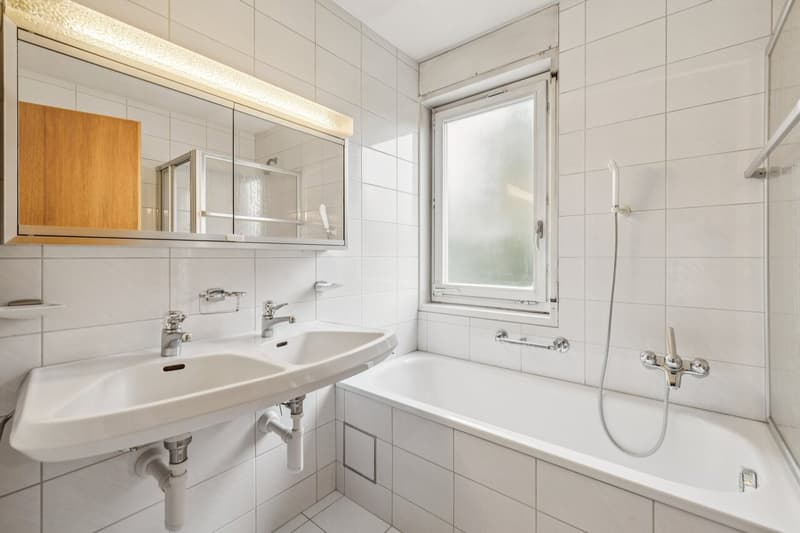 Badezimmer mit Badewanne und Dusche 1. OG