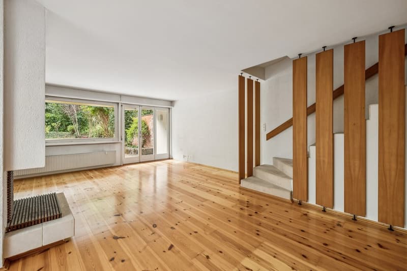 Wohnzimmer mit Treppenaufgang EG