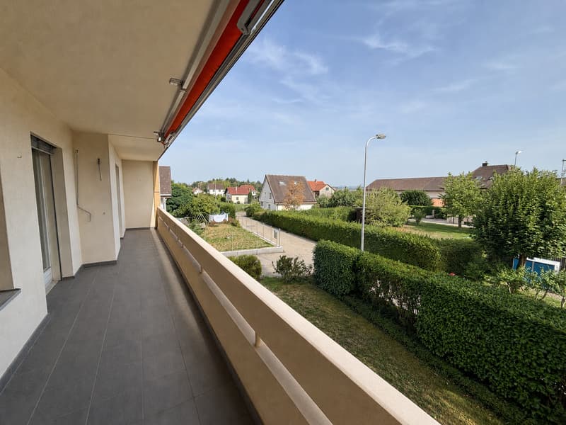 Charmante 4.5-Zimmer-Wohnung mit Balkon und Pool (2)