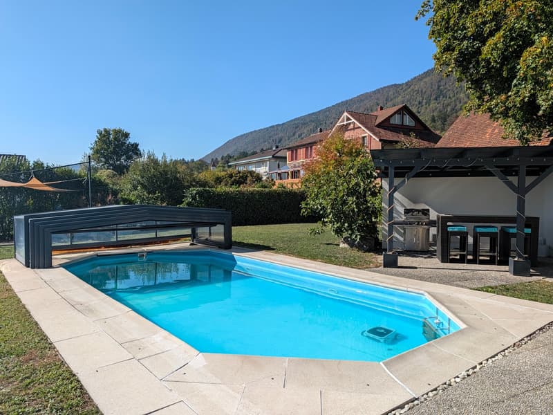 Grosszügiges Einfamilienhaus mit Pool und Doppelgarage (2)