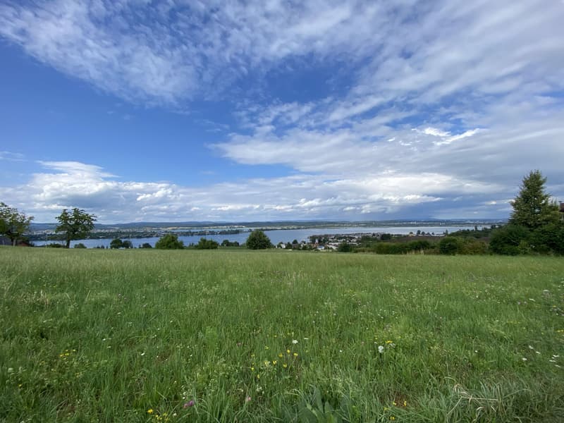 Building land in a quiet location with lake view (1)