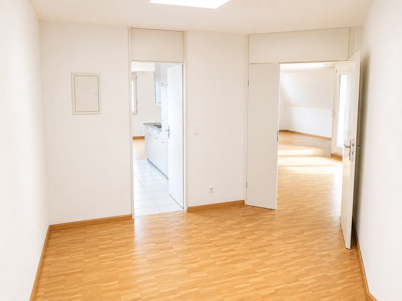 Vorplatz (13m²) mit Zugang zur Küche (l) und Wohnzimmer / Balkon (r)