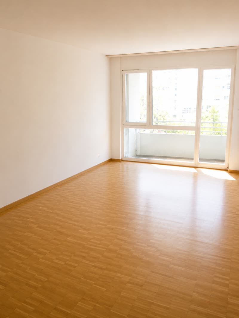 Wohnzimmer mit Balkonzugang (Strassenseite)