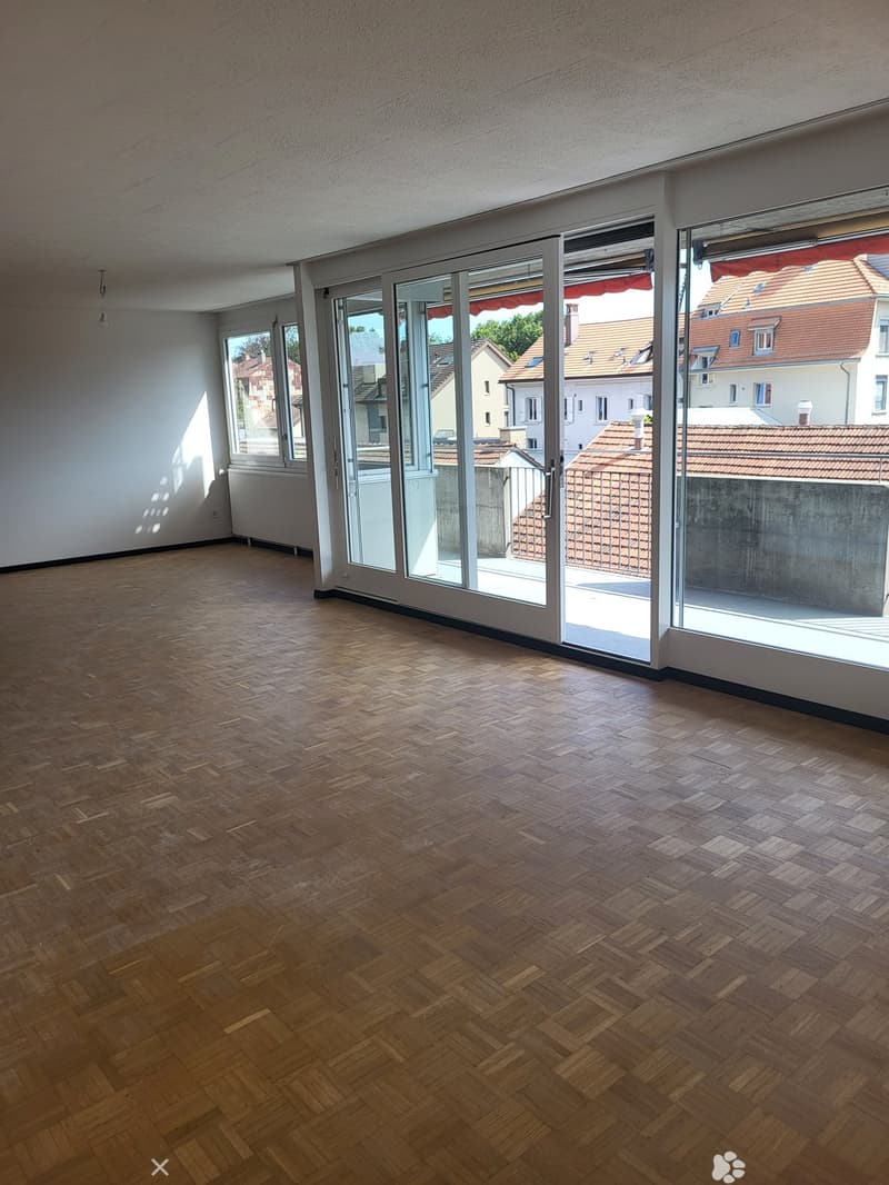 Außergewöhnliche 4.5-Zimmer-Wohnung mit diversen Balkone und Lift in Biel (2)
