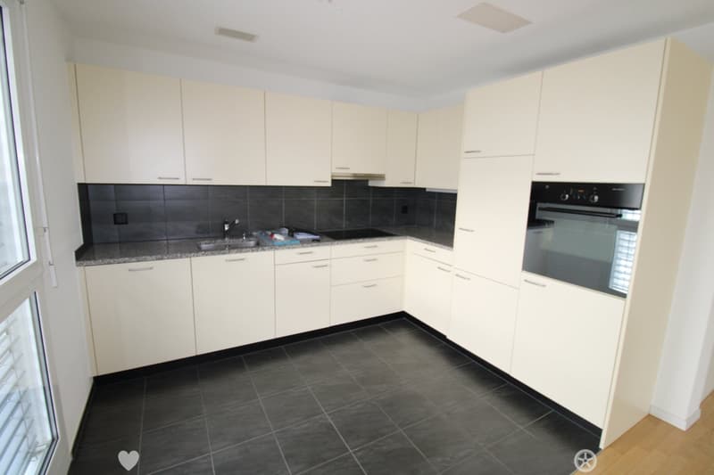 Moderne 3.5-Zimmerwohnung mit Balkon (4)