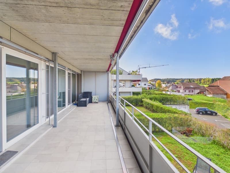 Grosszügiger Balkon mit Sicht auf den See (5)