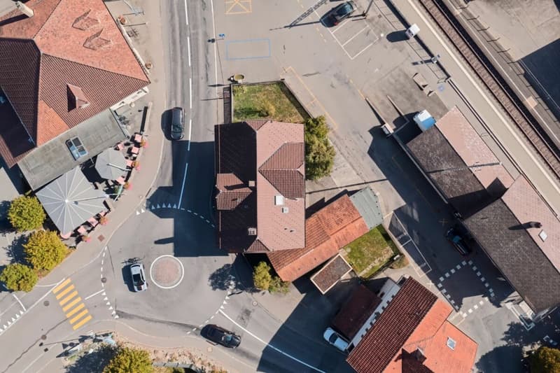 Mehrfamilienhaus mit 3 Wohnungen und Gewerberaum beim Bahnhof - Dorfstrasse 15 + 15a, Seftigen (5)