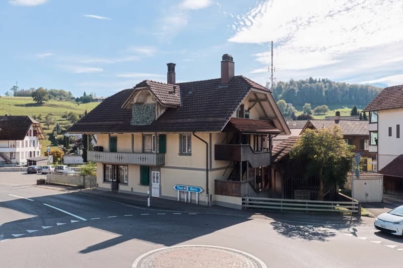 Mehrfamilienhaus mit 3 Wohnungen und Gewerberaum beim Bahnhof - Dorfstrasse 15 + 15a, Seftigen (2)