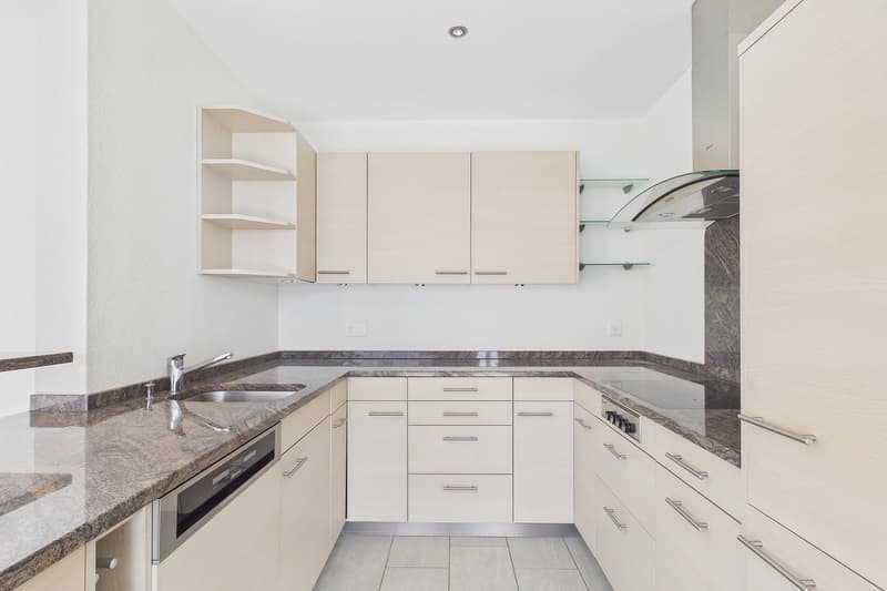 Spacious living with sun balcony in the heart of Lyss (9)