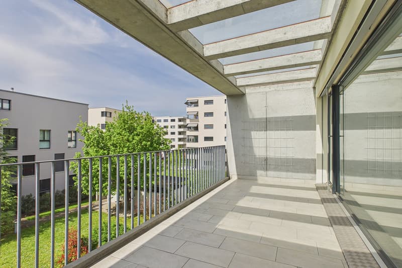 Spacious living with sun balcony in the heart of Lyss (6)