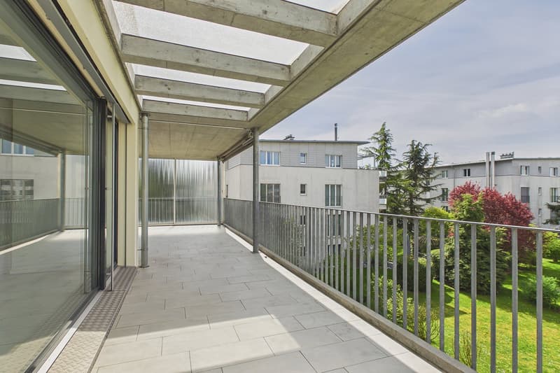 Spacious living with sun balcony in the heart of Lyss (2)