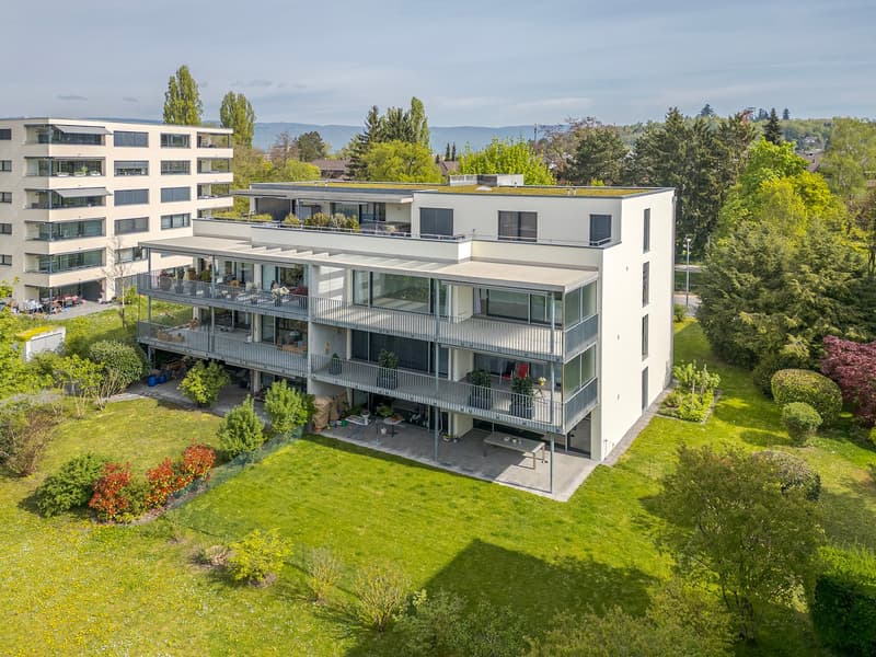Spacious living with sun balcony in the heart of Lyss (14)