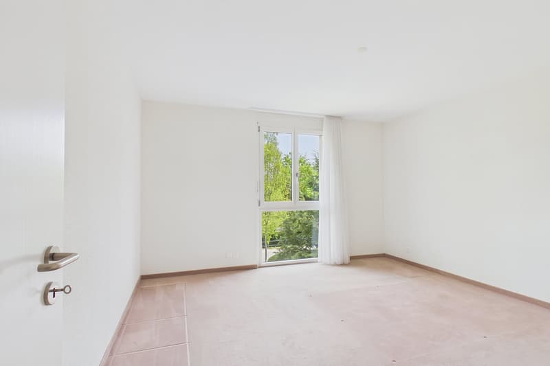 Spacious living with sun balcony in the heart of Lyss (4)