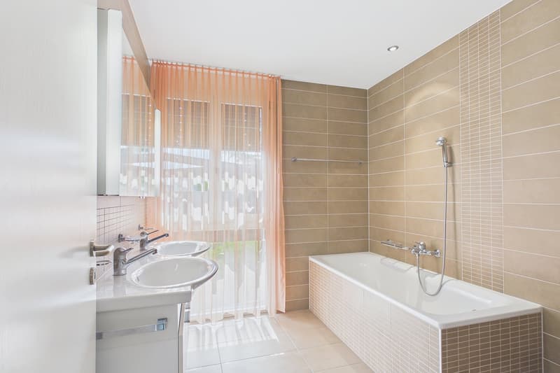 Spacious living with sun balcony in the heart of Lyss (5)