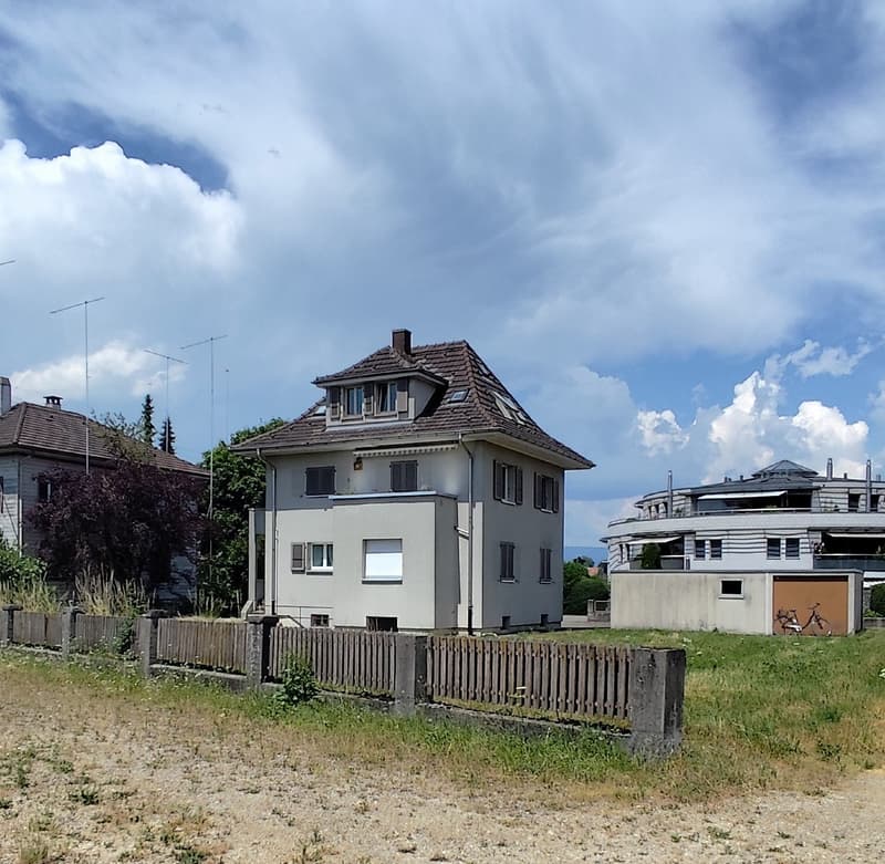 Charmante 2.5-Zimmerwohnung mit Balkon in Aarberg (1)