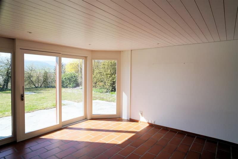 Helles Wohnzimmer mit Blick in den Garten