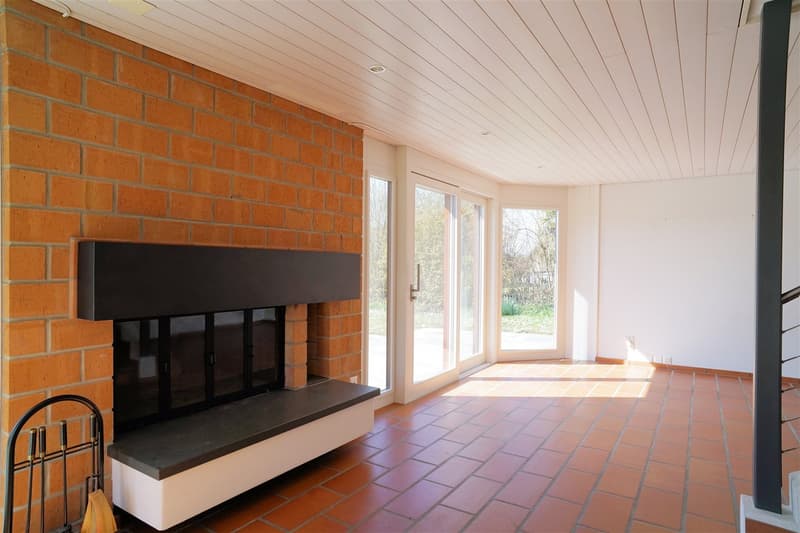 Helles Wohnzimmer mit Cheminée