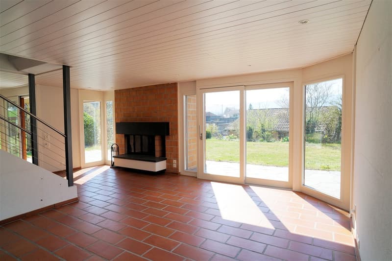 Helles Wohnzimmer mit Cheminée