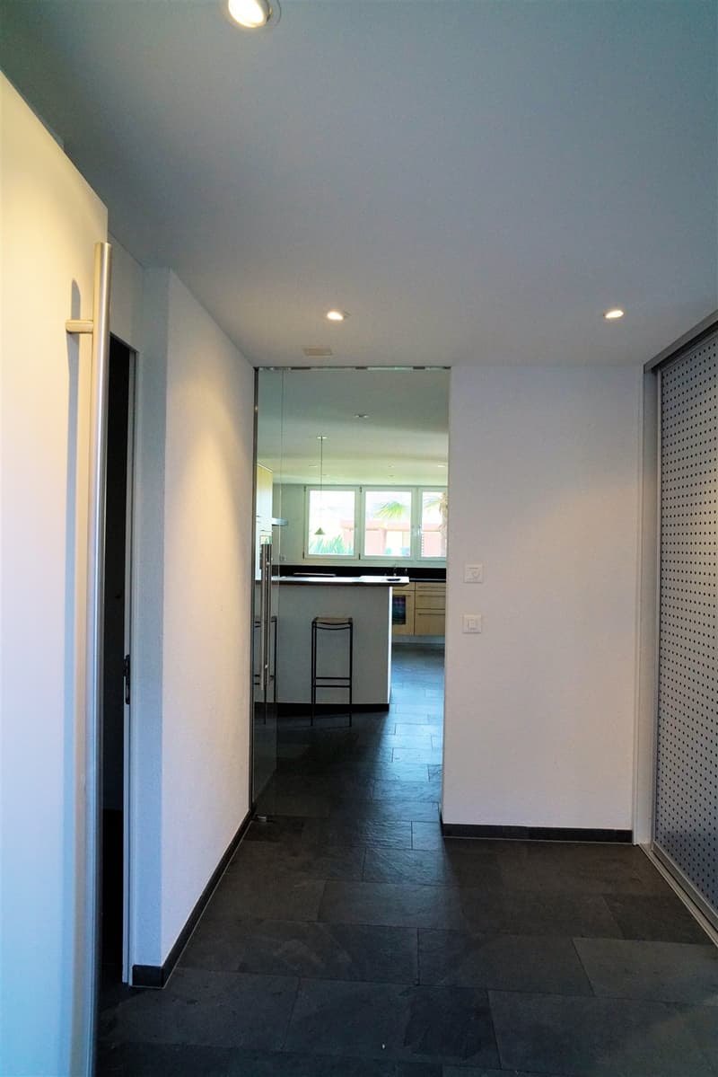 Entrée mit Einbaugarderobe mit viel Platz, links das Gäste-WC