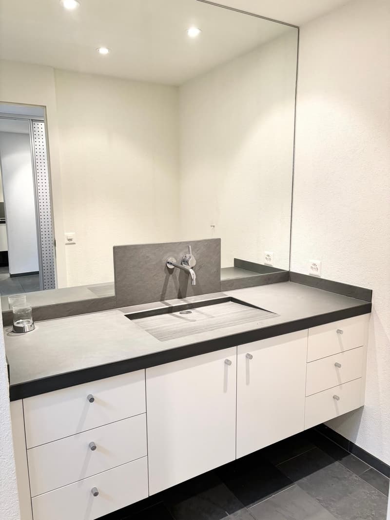 Gäste-WC im Entrée mit hochwertiger Natursteinausführung