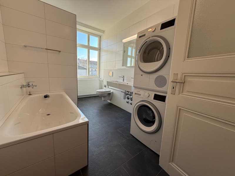 Dreamy 4.5-room apartment with balcony in central location (old building) (8)