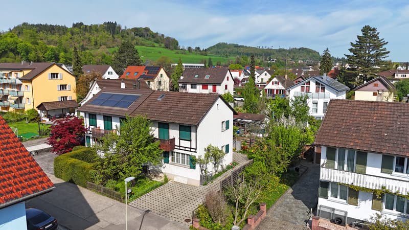 Semi-detached house with character and potential (8)