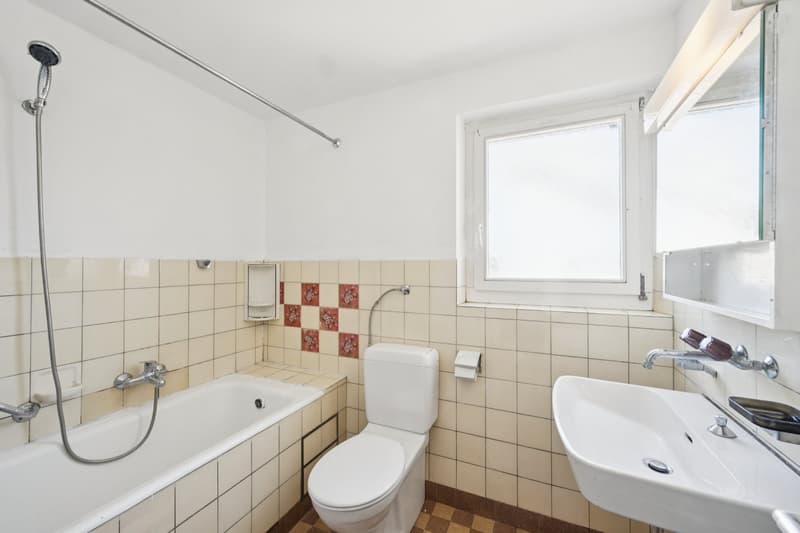 Semi-detached house with character and potential (11)