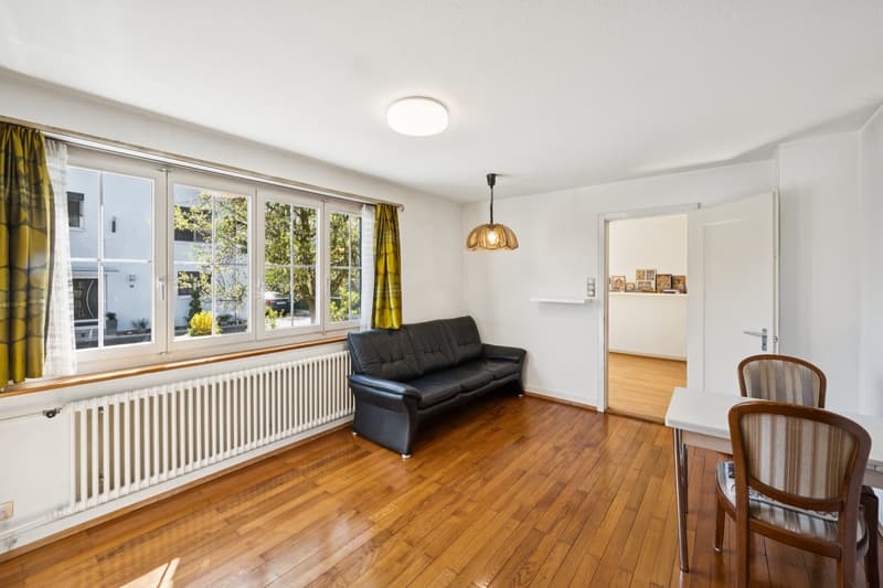 Semi-detached house with character and potential (2)