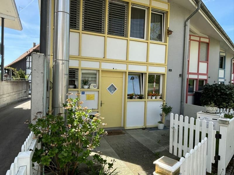 Traumhaftes Eck-Reiheneinfamilienhaus mit zwei Einstellhallenplätze (1)