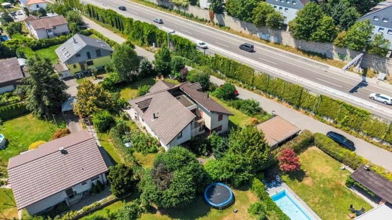 Double-family house with large lawn area (30)