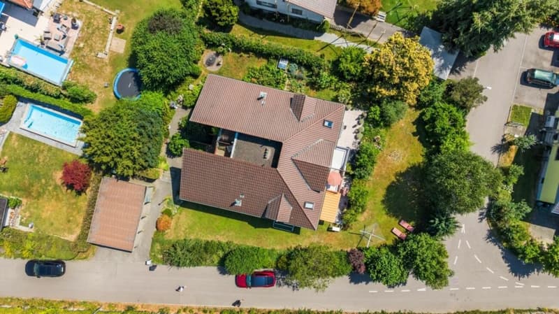 Double-family house with large lawn area (31)
