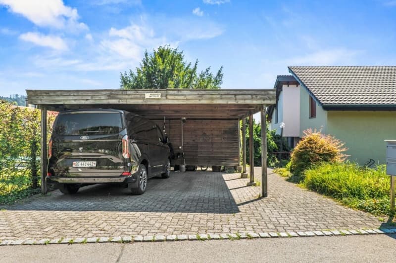 Double-family house with large lawn area (2)