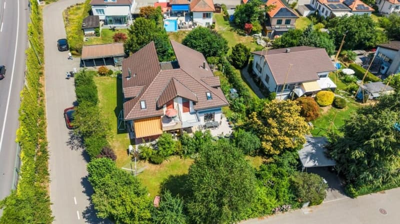 Double-family house with large lawn area (29)
