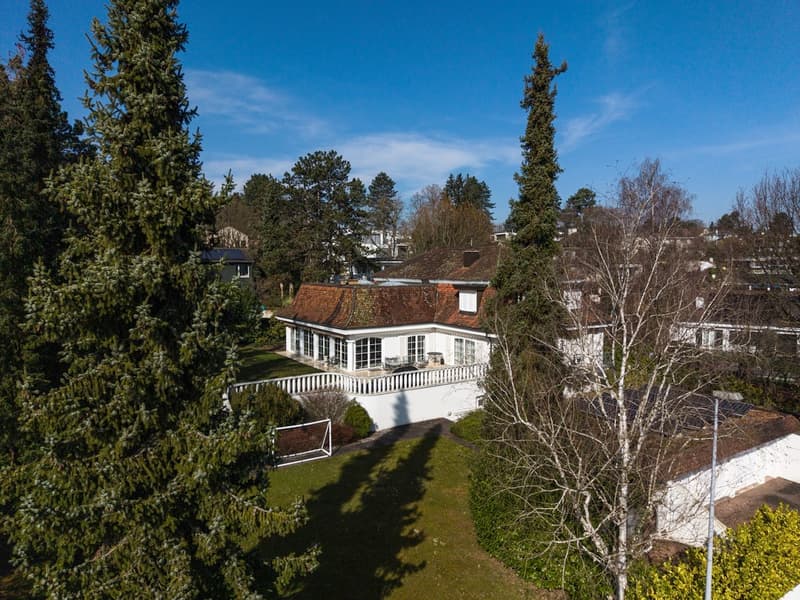 eine Luftaufnahme eines Hauses und eines umliegenden Grundstücks / an aerial view of a house and surrounding property