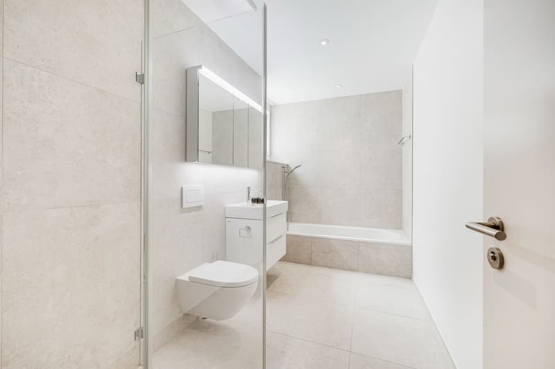 Badezimmer mit Badewanne & Dusche