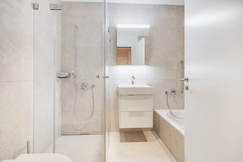 Badzimmer mit Bad & Dusche