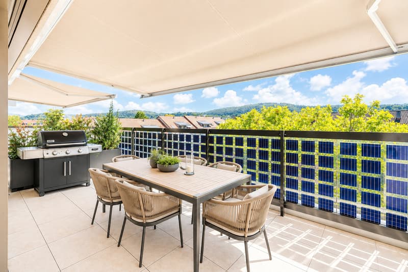 Terrasse Ost Attika 2 möbliert mit Sonnenstoren