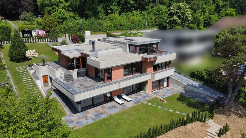 Maison de famille stylée de 5,5 pièces avec garage double et piscine intérieure (1)