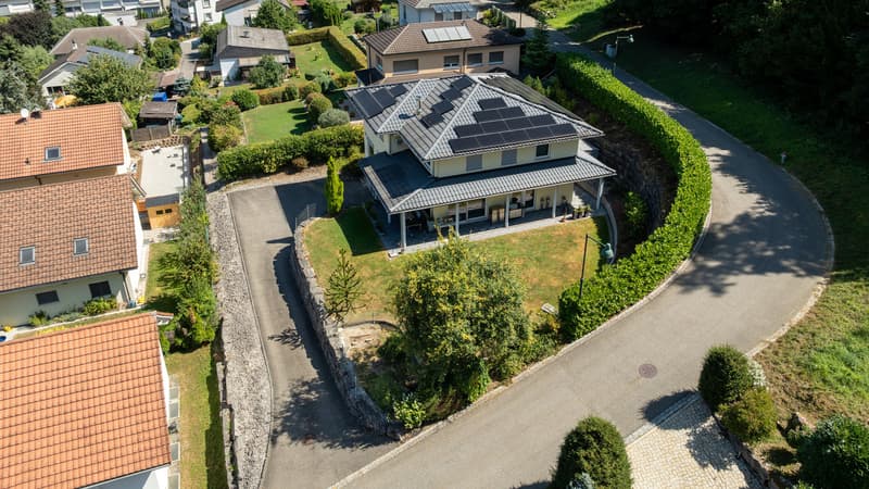 Modernes 6.5-Zimmer-Einfamilienhaus mit Lift und Doppelgarage (1)