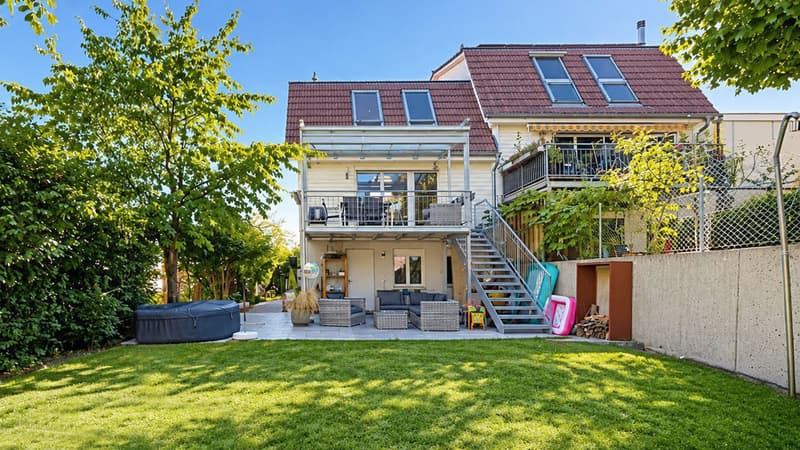 Idyllisches 7.5-Zimmer-Doppeleinfamilienhaus mit Carport (1)