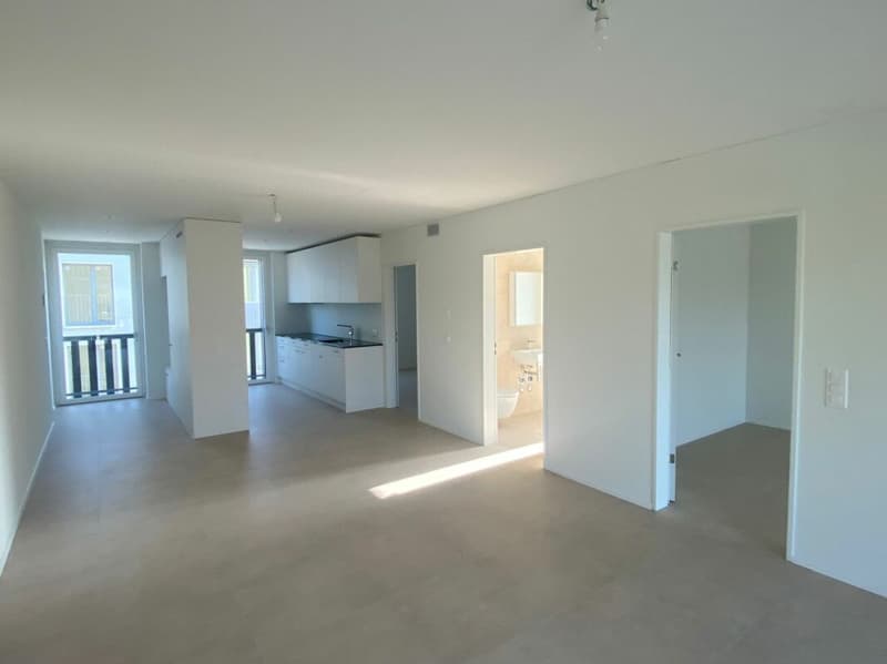 Wohn-/Esszimmer mit Sicht auf Eingang und Küche