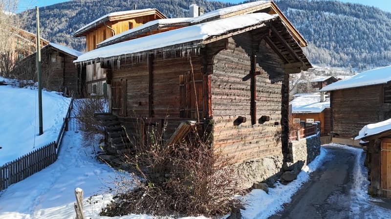 Stadel im typischen Walliserstil inmitten von Fiesch (3)
