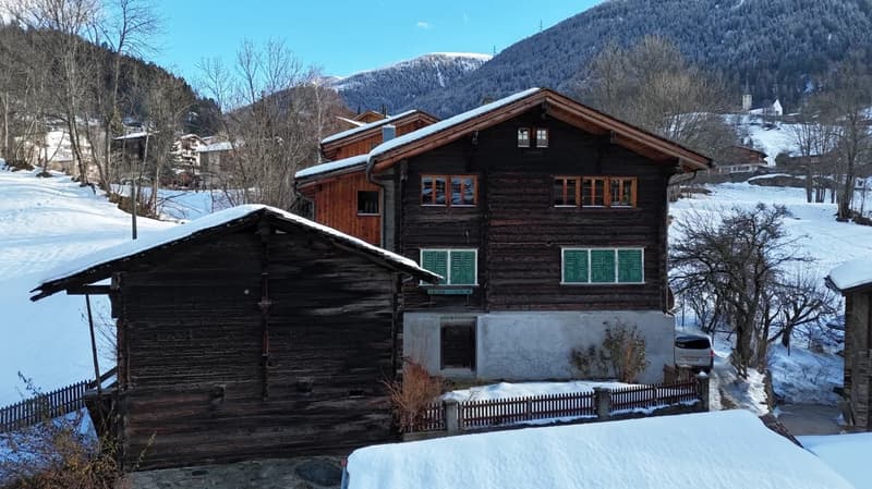 Stadel im typischen Walliserstil inmitten von Fiesch (7)