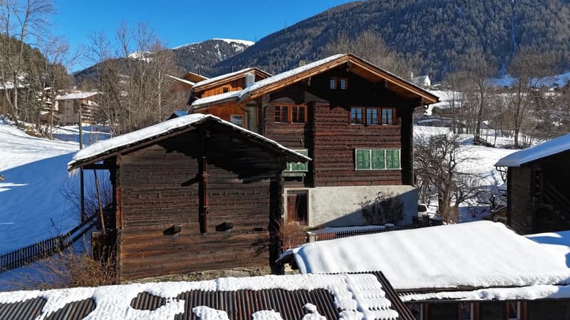 Stadel im typischen Walliserstil inmitten von Fiesch (2)