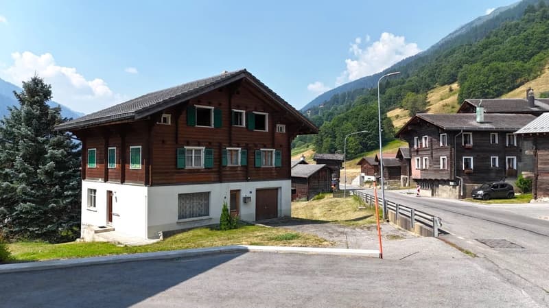 Casa bifamiliare affascinante in una posizione soleggiata nel Goms (2)