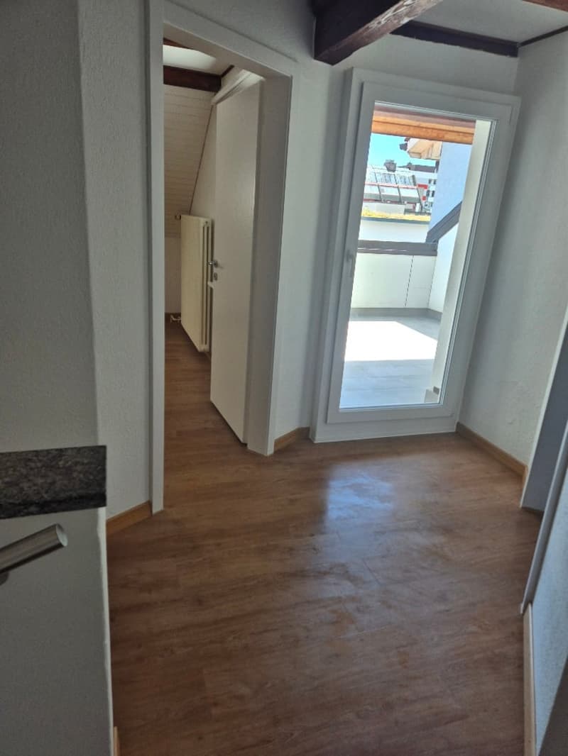 Affascinante appartamento a maisonnette di 4 locali con terrazza sul tetto e camino a Biel/Bienne – disponibile immediatamente! (3)
